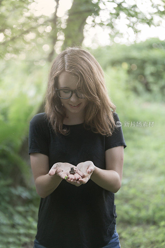 抱着青蛙的少女