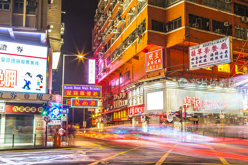 繁忙的街道与交通在晚上，香港，中国