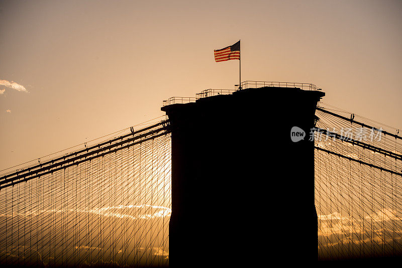 布鲁克林大桥旗帜日落
