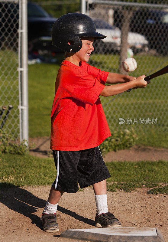 男孩挥动棒球棒