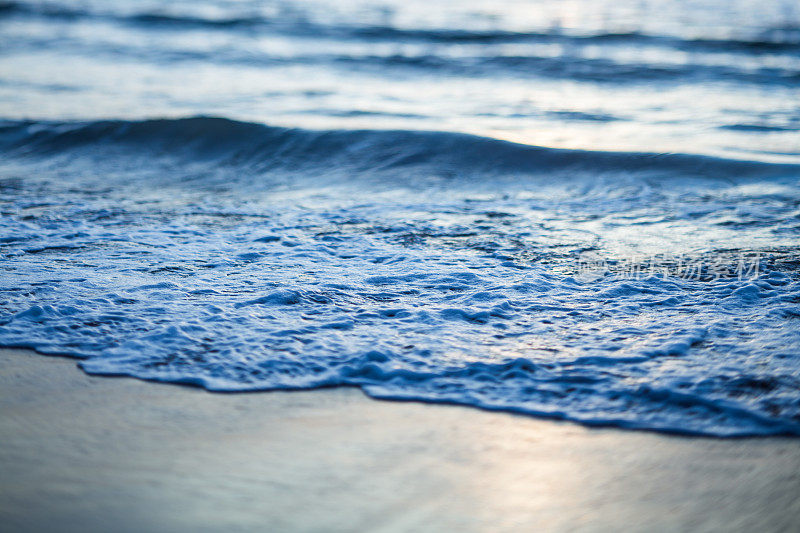 海滩上海浪的抽象色调图像