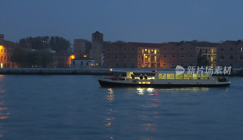 朱代卡运河夜间汽艇从朱代卡驶出。