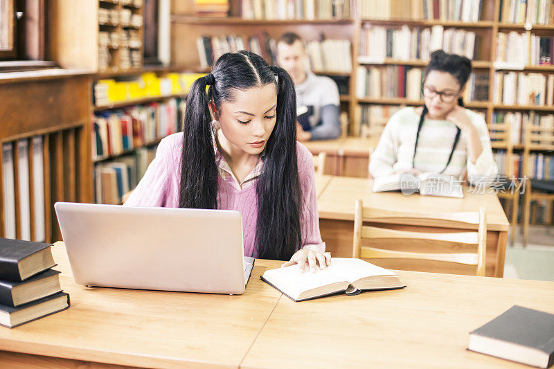 女学生在图书馆做研究