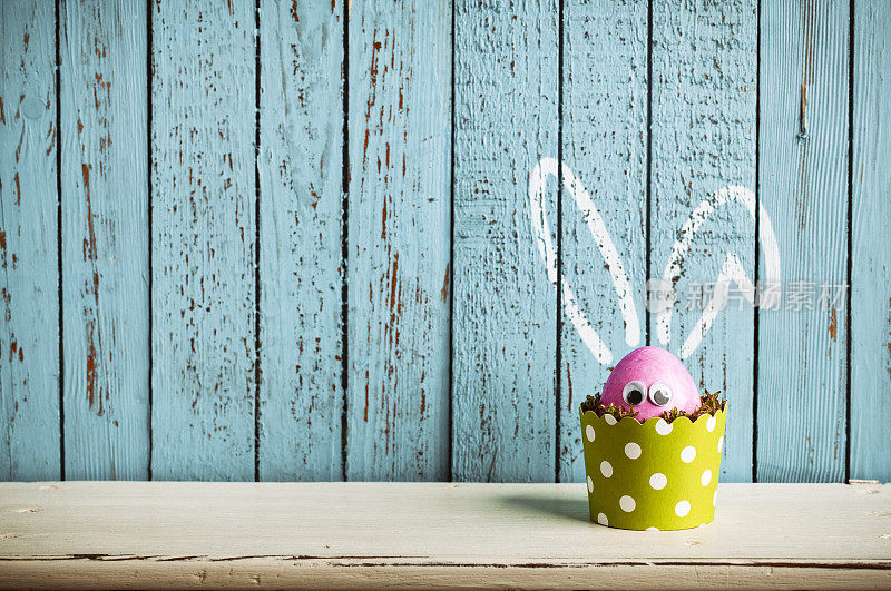 有趣的复活节彩蛋在蛋糕锅-兔子耳朵幽默