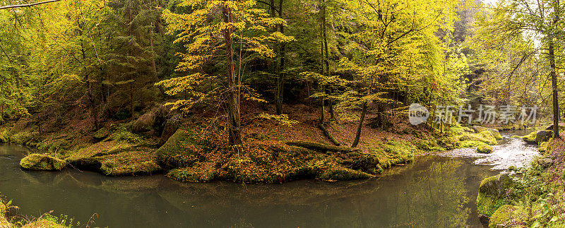 撒克逊瑞士与加梅尼斯河(卡姆尼茨)在秋天(捷克)。