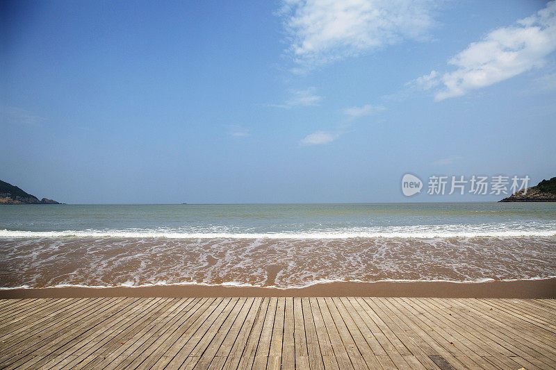 蓝天下，海滩上的木板路