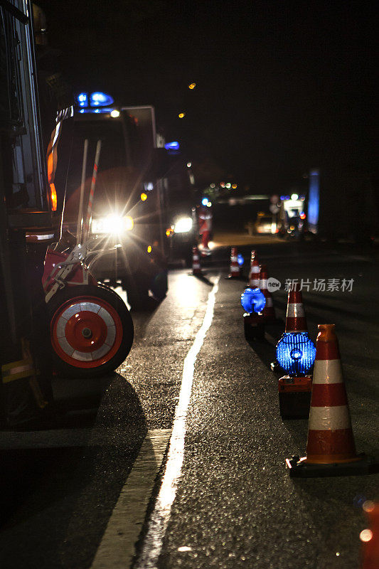 照亮事故现场的德国消防车