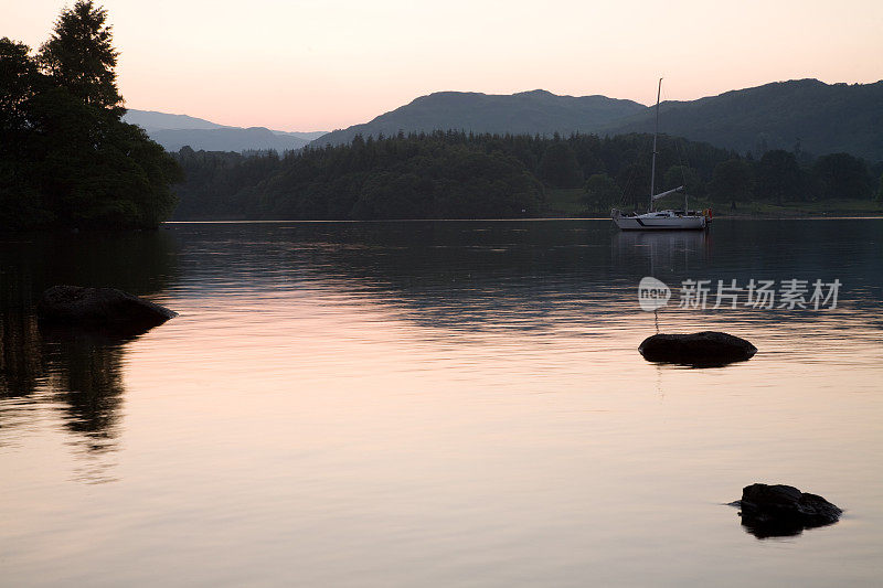 湖区的日落