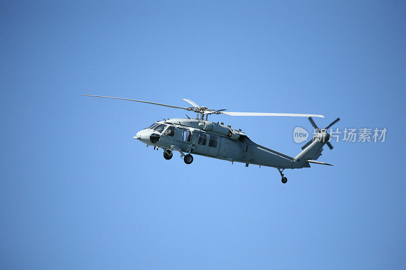 军用直升机在蓝天上