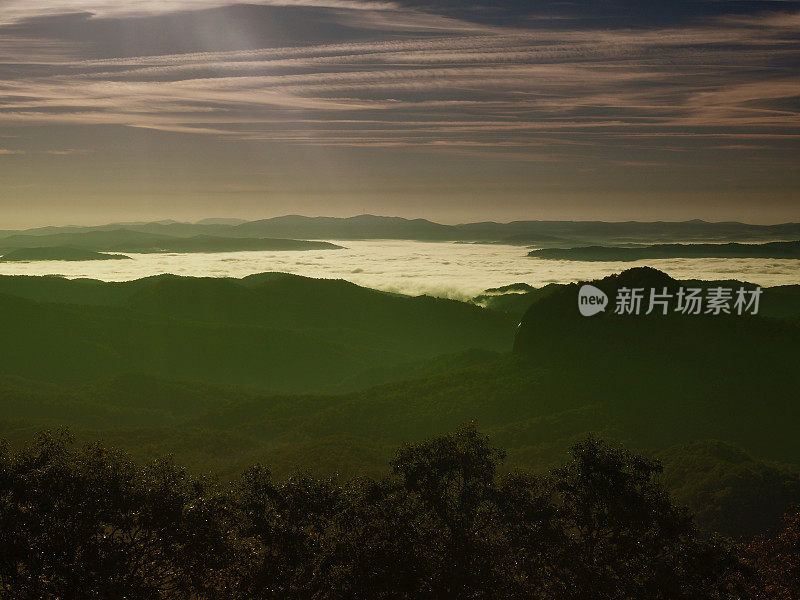 蓝岭山脉的清晨日出