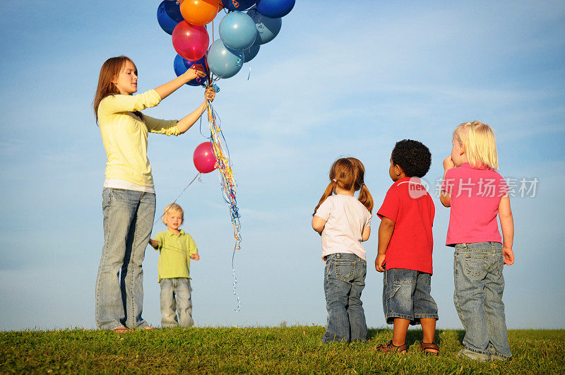 排队等气球的孩子们