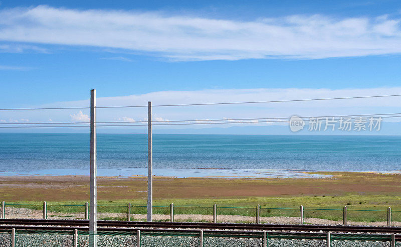 中国青海湖旁的铁路