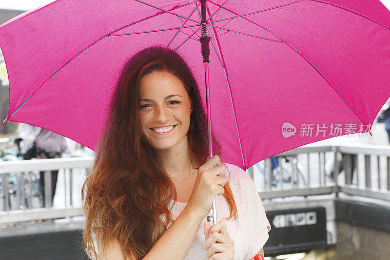 雨中微笑的年轻女孩