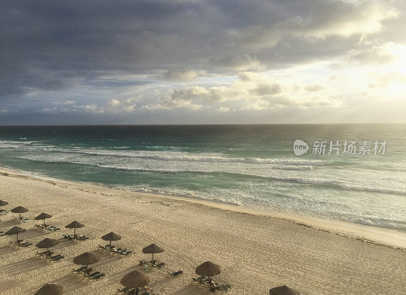 加勒比海上空的云朵和太阳