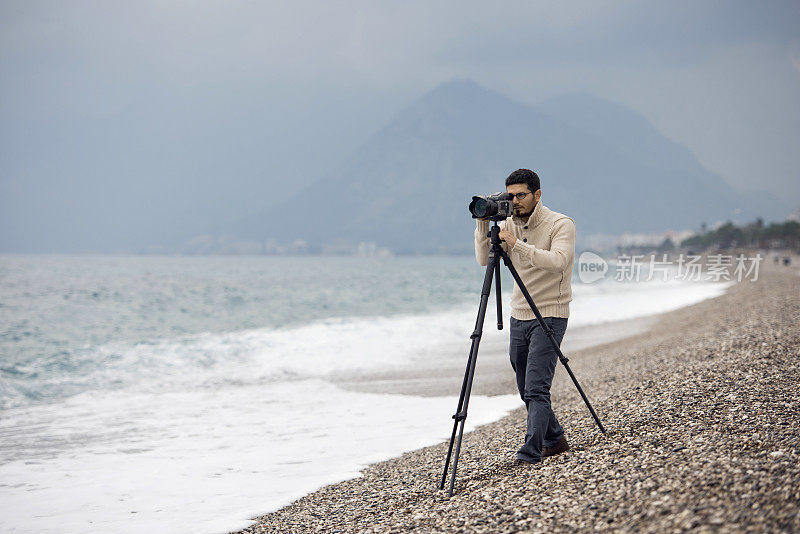 摄影师在海滩上拍照