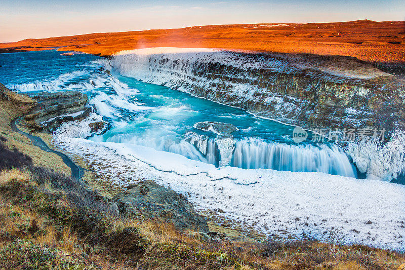 令人惊叹的冰岛冬季景观，雄伟的冰湾瀑布