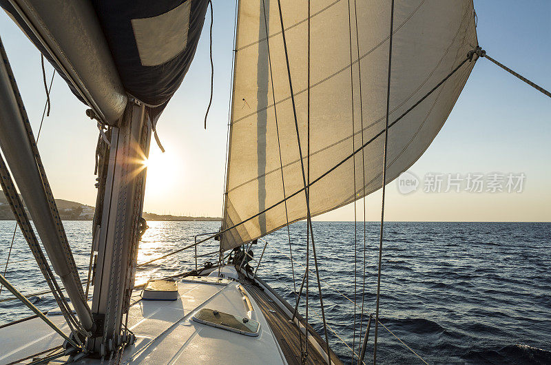 日出时在海上巡航的豪华帆船