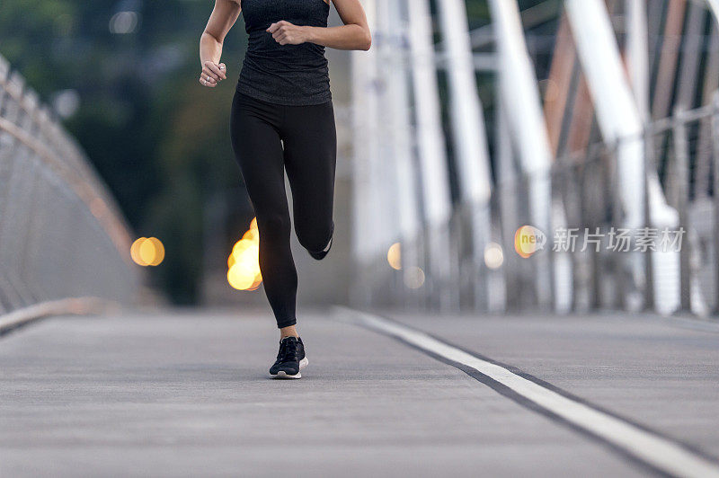 成年女运动员图跑过一座桥