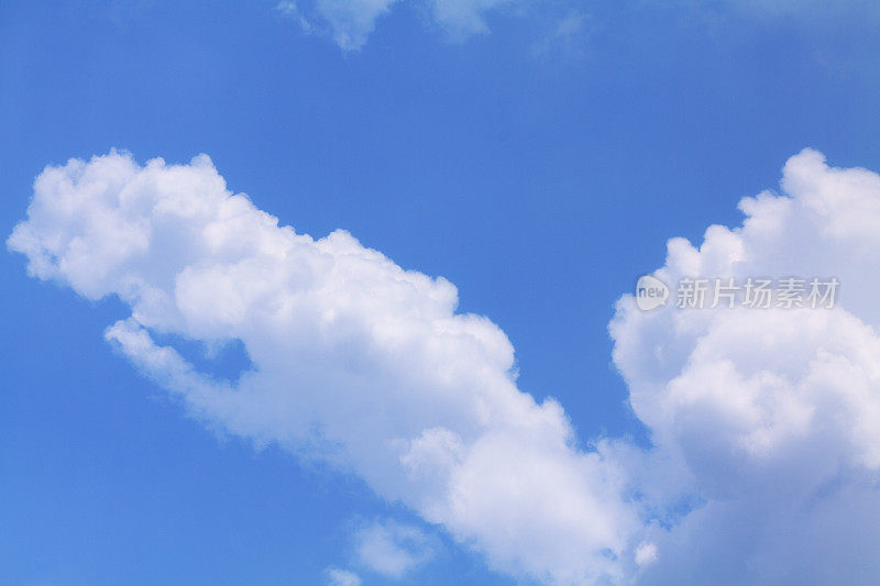 蓝色天空中斜斜的薄积云