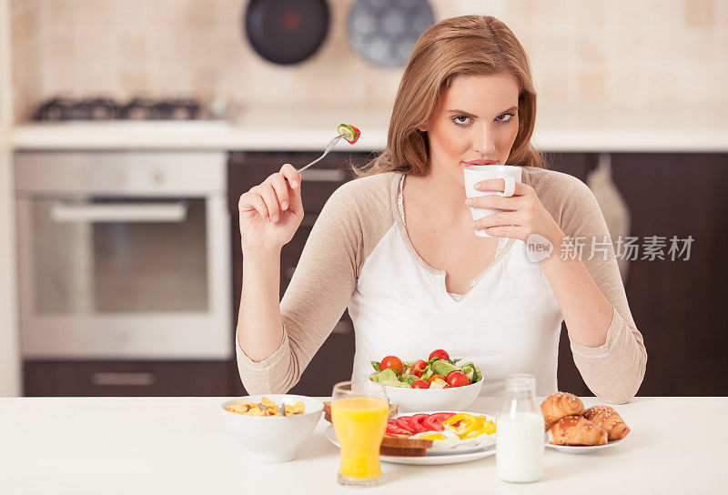 女性健康的早餐摄入量。