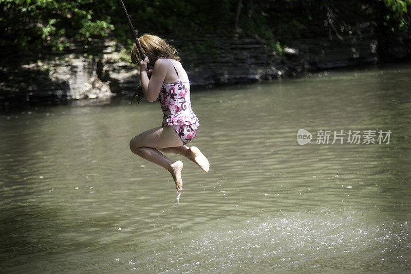 荡到夏天-可爱的年轻女孩荡秋千的绳子