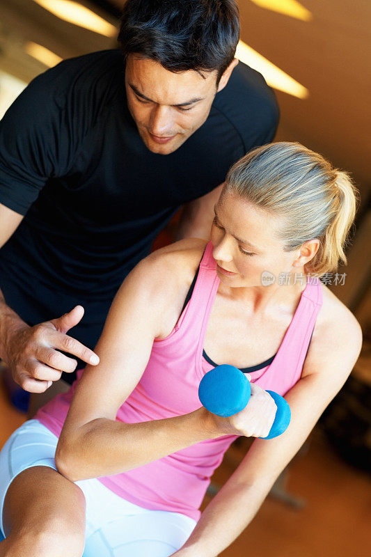 私人教练展示女性训练技巧