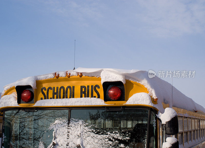 白雪皑皑的校车