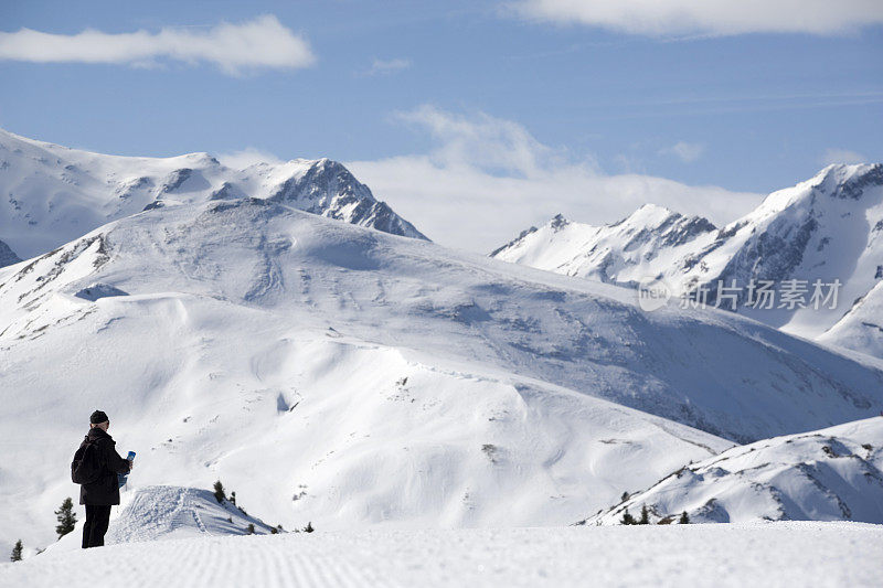 一个人孤零零地站在冬天的雪山里