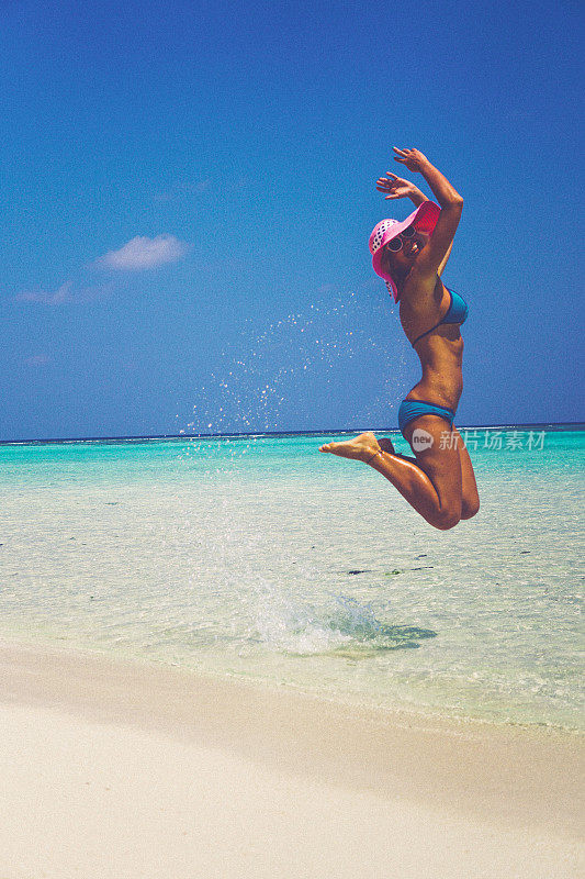 在马尔代夫海滩上跳的女人