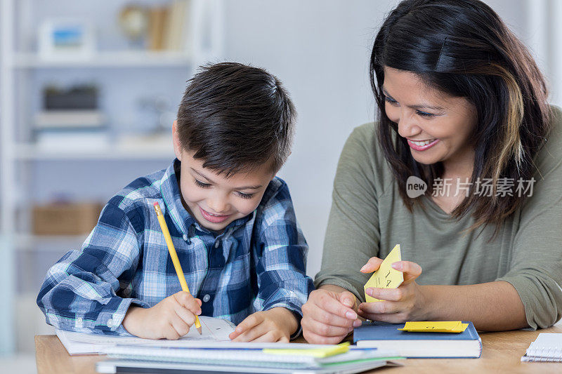 骄傲的妈妈鼓励儿子做作业