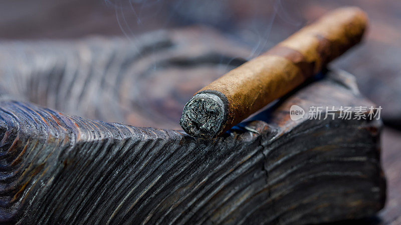在木制烟灰缸里抽雪茄
