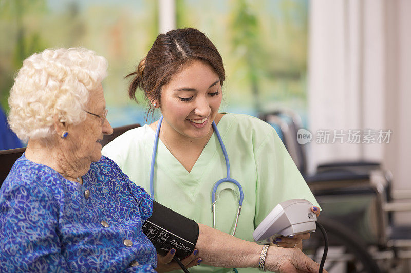 家庭保健护士检查老年妇女的血压。