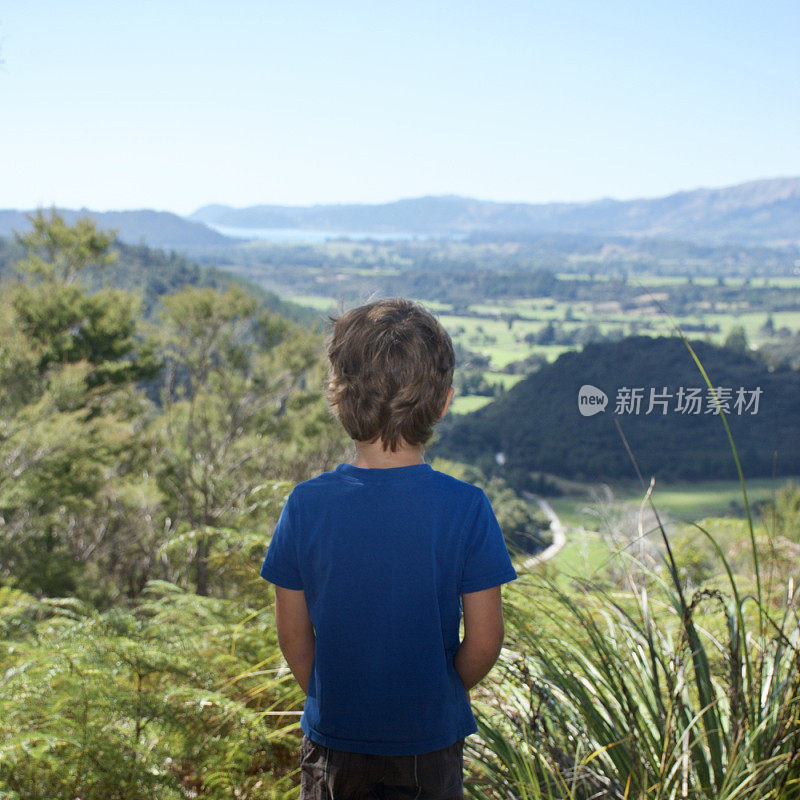 孩子在看新西兰风景