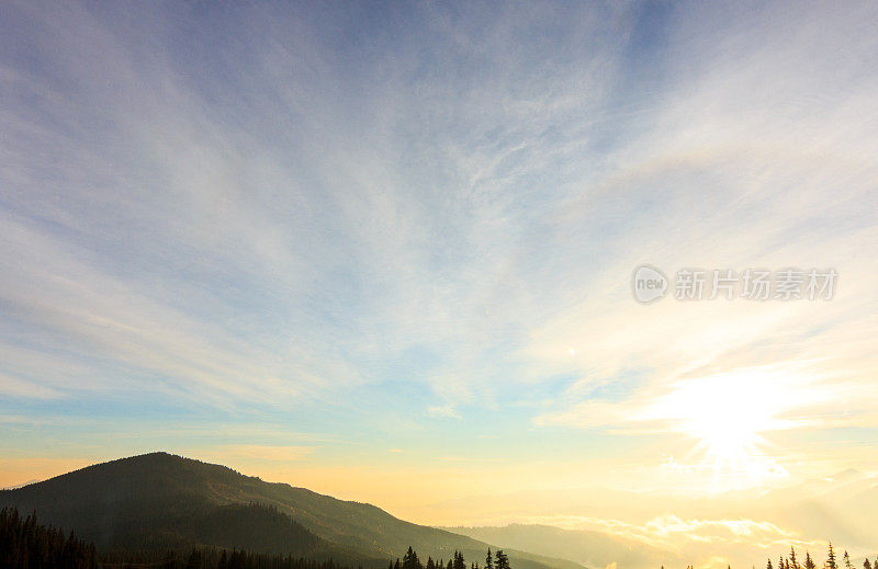 喀尔巴阡山脉。美丽的山景。大自然在山中。美丽的云。