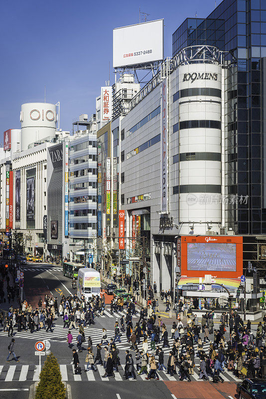 东京涉谷十字路口五颜六色的广告牌标志下的日本
