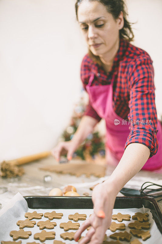 做姜饼和饼干的女人