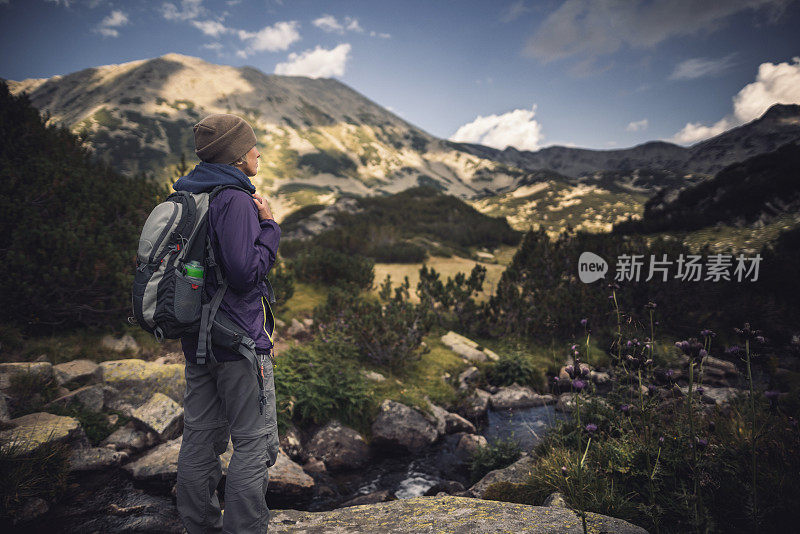 独自在山里徒步旅行