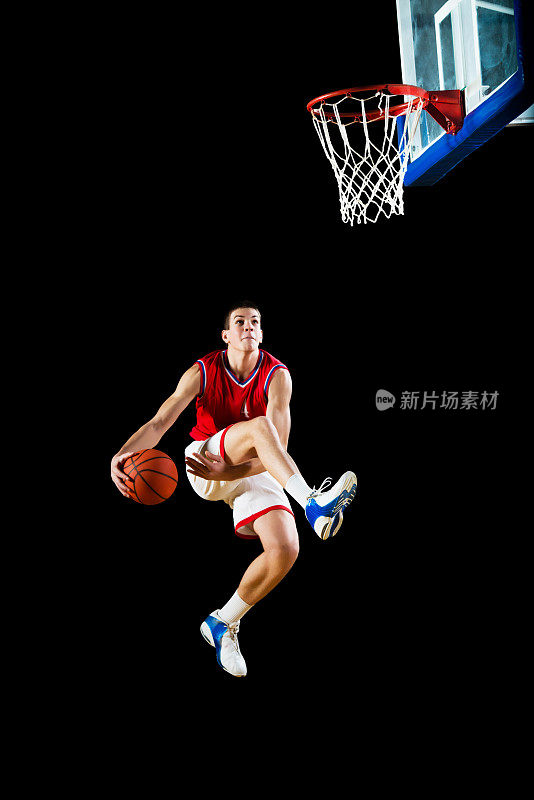 篮球运动员扣篮。