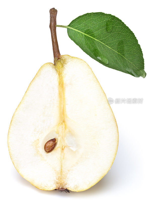 一半的梨在茎上与叶在白色的背景上
