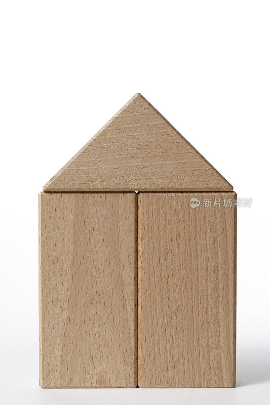 白色背景上的木块房子的孤立镜头