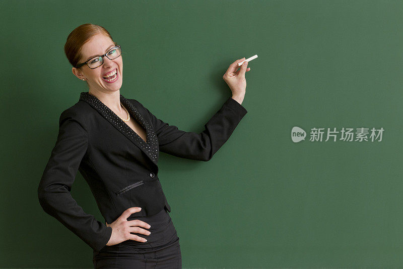 滑稽的老师在黑板上
