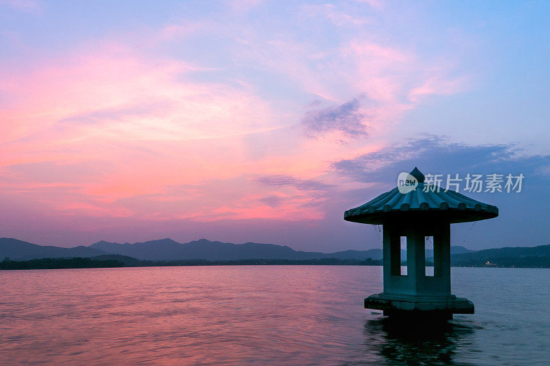 夕阳西下，西湖清澈见底