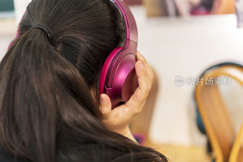 女孩戴着耳机听音乐