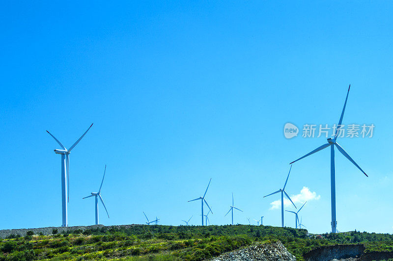 风力发电厂背向太阳