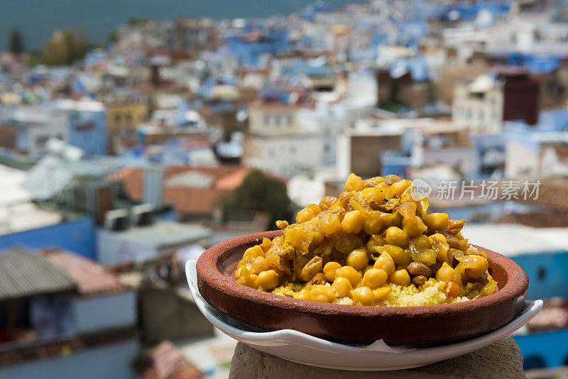 摩洛哥鸡肉蒸粗麦粉搭配别致的豌豆、葡萄干和洋葱