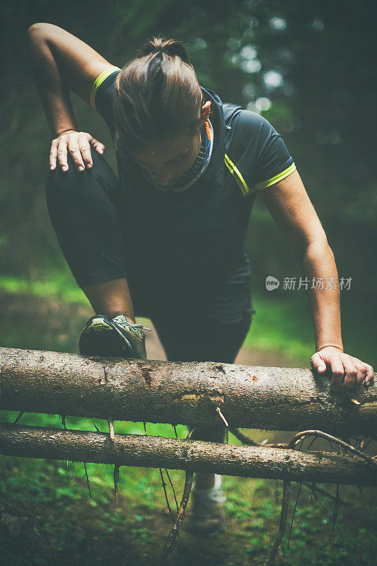 女运动员跑步后在森林里伸展