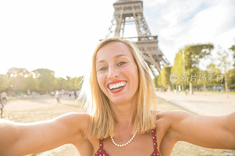 美丽的金发女孩在巴黎自拍
