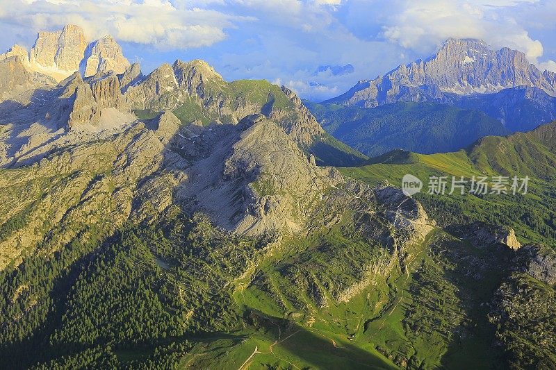 田园诗般的Lagazuoi山顶全景，五托里白云石，山顶山脉，戏剧性的天空和雄伟的意大利泰洛阿尔卑斯山