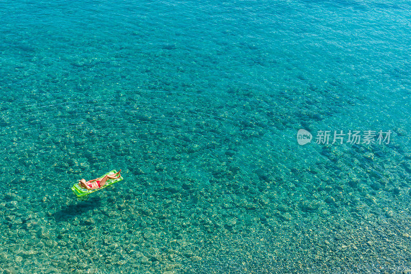 漂浮在大海里的女孩