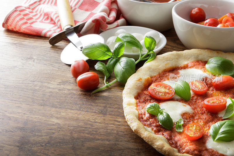 意大利食物:番茄披萨，马苏里拉奶酪和罗勒静物